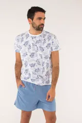 Short de baño con cintura elástica, dos bolsillos laterales y uno trasero, en color celeste.