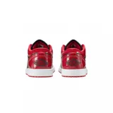 Zapatilla deportiva de corte bajo, color negro y rojo brillante (charol), con suela blanca y cordones negros. Presenta el logo Swoosh en negro y el logo de Air Jordan en el talón.