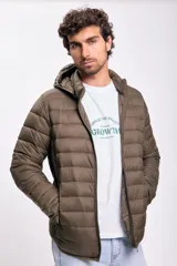 Campera capitoneada color verde con capucha y cierre frontal. Diseño acolchado y bolsillos laterales con cierre.