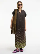 Vestido camisero largo con estampado abstracto en tonos marrones y verdes, con botones en la parte delantera, manga corta, cuello mao y bolsillos laterales ocultos.