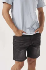 Bermuda de jean negra con efecto lavado.