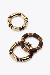 Set de tres pulseras elásticas con cuentas cilíndricas de madera marrón y cuentas metálicas doradas.