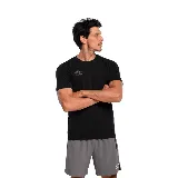 Remera negra de mangas cortas con logo Umbro estampado en el pecho.