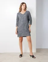 Vestido corto gris melange de tejido soft, con escote en V y mangas 3/4 japonesas en tejido rib.