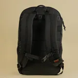 Mochila de 28 litros color gris y marrón, fabricada con tejido antidesgarro de residuos plásticos reciclados.