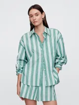 Camisa de popelina a rayas verticales rosas y blancas, de corte holgado y manga larga.