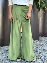 Pantalón de terciopelo color gris, de corte amplio y cómodo.