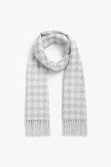 Bufanda rectangular gris claro con estampado de pata de gallo en gris oscuro y flecos en los extremos.