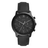 Reloj Fossil Neutra para hombre, con caja redonda de acero inoxidable color negro, esfera negra con números romanos en la posición de las 12 y las 6, agujas plateadas luminiscentes, tres subesferas, indicador de fecha y correa de cuero negro.