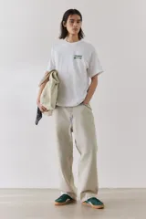 Remera blanca de algodón con estampado pequeño en el pecho con la leyenda "10K Run Cologne". Corte holgado, cuello redondo y mangas cortas.