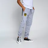 Pantalón de jogging negro con puños ajustados, cintura con cordón ajustable y escudo del Club Atlético Peñarol bordado en amarillo en el muslo izquierdo.