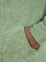 Campera con capucha de toalla de algodón color verde azulado, con cierre frontal y bolsillos laterales.