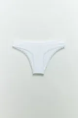 Bombacha corte bikini de microfibra color blanco con detalle de encaje en los bordes.