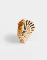 Broche dorado con forma de caracola de mar.