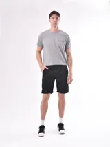Short negro de poliéster con cintura elástica y cordón ajustable.