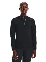 Campera deportiva negra con capucha, cierre frontal completo y logo Under Armour en el pecho.
