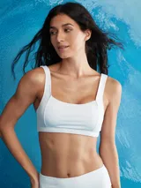 Top de bikini deportivo color negro, con tirantes anchos y tejido acanalado.