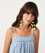 Vestido largo celeste con estampado de peces, escote cuadrado y tirantes finos.