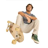 Remera de manga corta color azul jaspeado con estampado del logo de la marca en el pecho. Corte regular fit y cuello ribeteado. Confeccionada en 50% algodón y 50% poliéster.