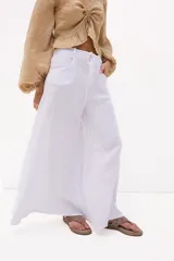 Pantalón celeste de lino, de corte amplio y tiro alto.