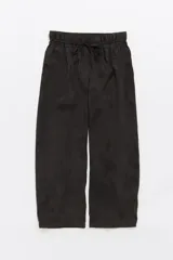 Pantalón negro de lino, estilo jogger, con largo tobillero, cintura fruncida con cordones y bolsillos laterales con vivo.