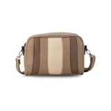 Bandolera rectangular color beige con paneles en diferentes tonos de marrón y beige. Tiene correa larga regulable, cierre superior y bolsillo trasero.