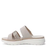 Sandalias bajas color beige con tiras de tela texturizada y detalles dorados.