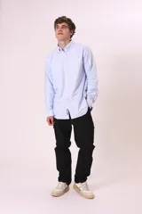 Pantalón cargo negro de corte recto con bolsillos laterales con solapa y botón.