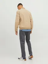 Pantalón chino gris oscuro con cierre de cremallera.