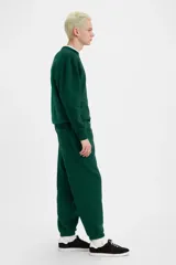 Pantalón de jogging verde oscuro con logo de Levi's en blanco en la pierna izquierda.