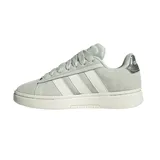 Championes Adidas Grand Court Alpha, color gris claro con las tres tiras blancas y detalles plateados en el talón. Confeccionados en gamuza y cuero sintético, con mediasuela Cloudfoam y suela de caucho.