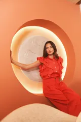 Pantalón de lino color beige claro, estilo babucha con pinzas centrales y ajuste en el tobillo.