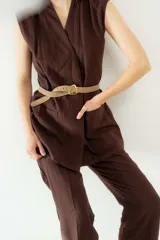 Cinturón marrón con estampado animal print y hebilla dorada.