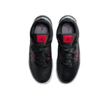 Zapatillas deportivas negras con detalles en rojo, inspiradas en el AJ3, con cuero durable y tecnología de amortiguación Nike Air.