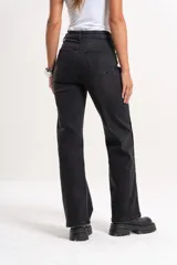 Jean de corte recto color negro, con detalle de lentejuelas negras en ambos laterales y botones en el dobladillo.