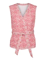 Chaleco sin mangas color rosa con estampado, escote en V, cinturón y bolsillo frontal.