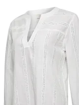 Blusa color verde claro, de manga larga con puños definidos y escote en V. Confeccionada en algodón orgánico con calado en la tela.