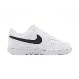 Championes Nike Court Vision Low NN, de cuero sintético blanco con logo Swoosh negro en los laterales.