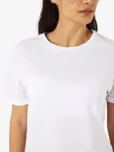 Remera blanca de manga corta con cuello redondo.
