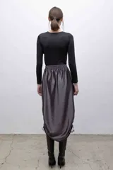 Top de jersey tricot suplex con estampado de mármol en tonos grises. Diseño ajustado con frunces diagonales en el frente y mangas largas.