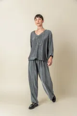 Pantalón ancho de lurex color marrón, con tablas en la parte frontal.
