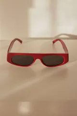 Lentes de sol rectangulares color borgoña con protección UV400.