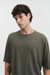 Remera blanca de algodón, corte oversize, manga corta y cuello redondo.