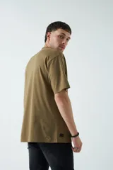 Remera oversize negra de algodón con cuello redondo y mangas cortas. Corte amplio y relajado.