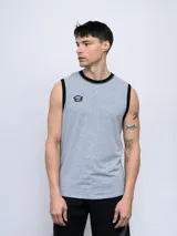 Musculosa gris con cuello y sisas ribeteadas en rojo. Logo de Umbro bordado en el pecho.