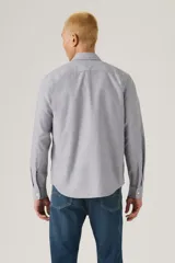 Camisa de hombre Levi's de manga larga, color gris jaspeado, con cuello clásico, cierre frontal con botones, bolsillo en el pecho y logo de la marca en etiqueta roja.