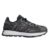Zapatillas urbanas negras de tela con cordones y suela blanca de PVC.