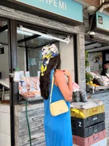 Bandolera pequeña color negro, de material símil cuero, con correa fina y herrajes plateados.