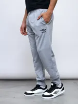 Pantalón deportivo Umbro negro con puños elásticos en los tobillos y logo Umbro blanco bordado en el muslo izquierdo.