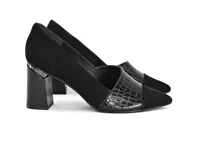 Stiletto negro con mezcla de cueros opacos y brillantes, tacón de 9 cm y detalle metálico.